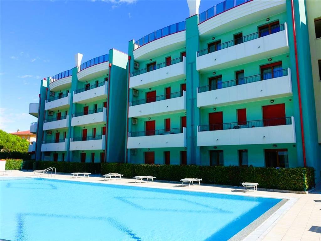 Residence Roberta Con Piscina - Agenzia Cocal Caorle Bagian luar foto