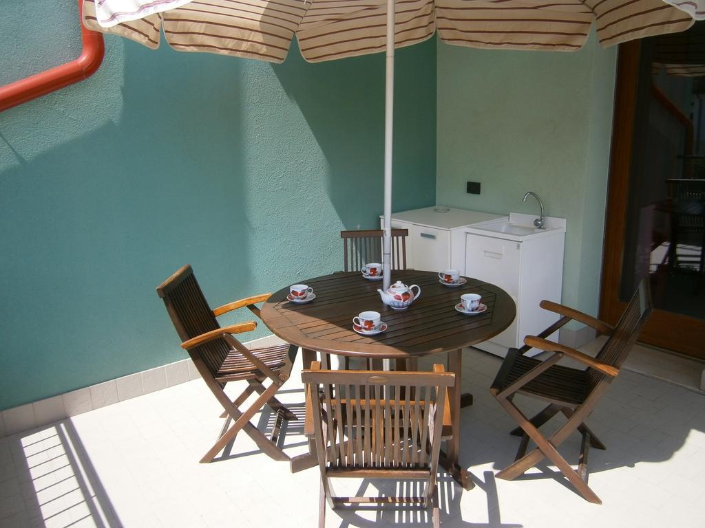 Residence Roberta Con Piscina - Agenzia Cocal Caorle Ruang foto