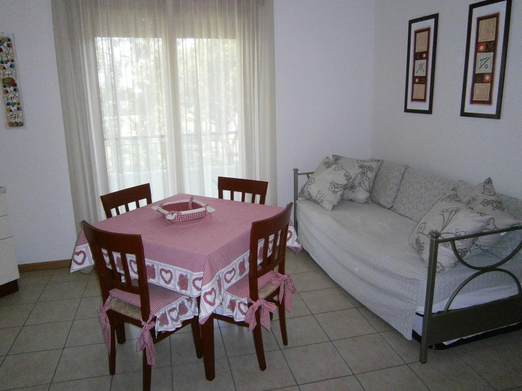 Residence Roberta Con Piscina - Agenzia Cocal Caorle Ruang foto