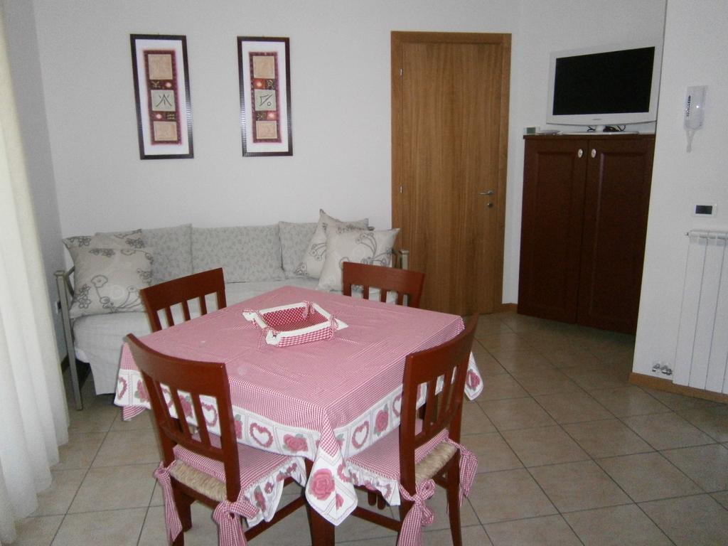 Residence Roberta Con Piscina - Agenzia Cocal Caorle Ruang foto